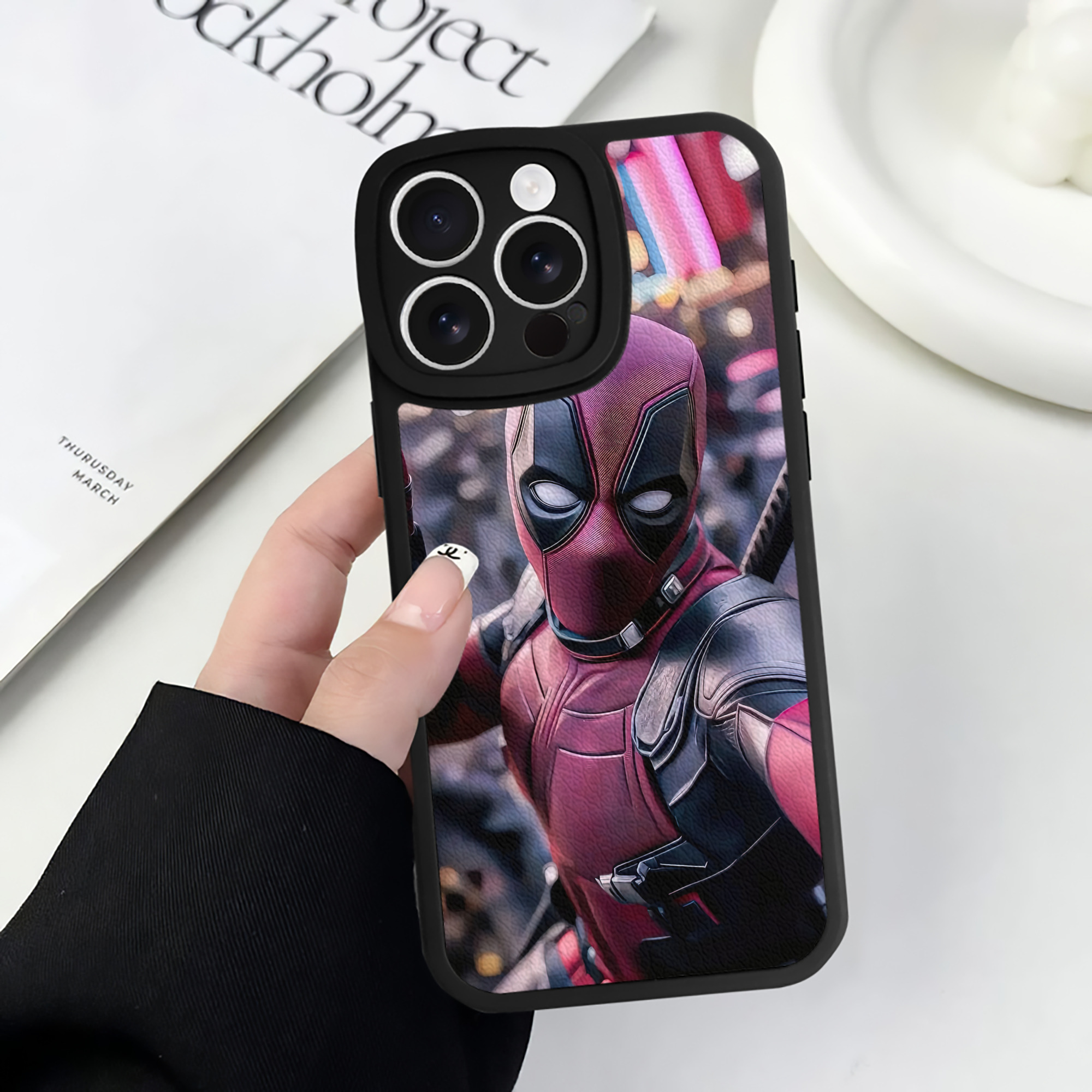 （画像用） Deadpool デッドプール 【iPhone 16シリーズ対応】シリコンスマホケース（レザー調） 材質：シリコン